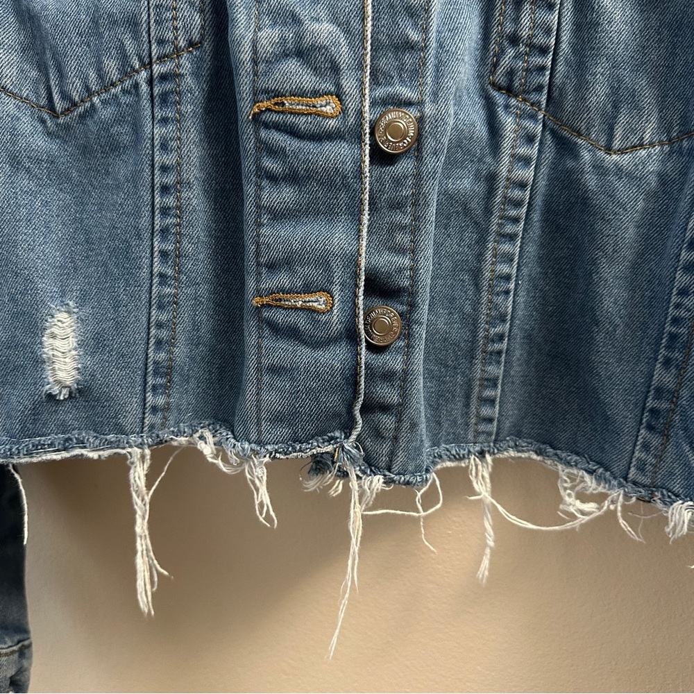 Forever 21 Distressed Light Blue Wash, Frayed Hem Stretch Jean Jacket Size M - Picture 7 of 9